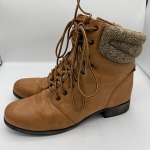 Tan lace up ankle boots with a boho vibe.  Size 9.5